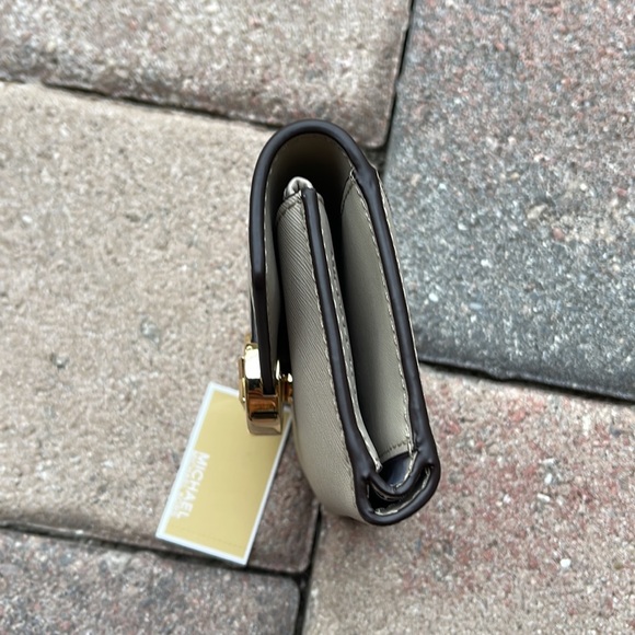 MICHAEL KORS CARMEN MEDIUM LOGO AND FAUX LEATHER WALLET LIGHT SAND - Picture 13 of 16